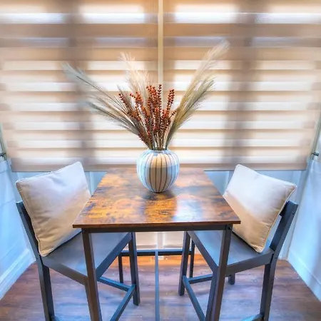 Chic 2bedroom Near Ferries Cesi1-1